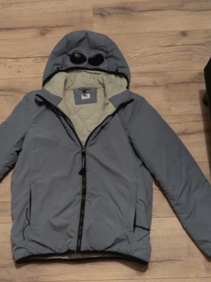 Söker denna jacka! - Jag söker en sån här jacka i prisklass1300-0kr. Jag vil legalt att den ska vara fodrad inuti men utan kan också funka