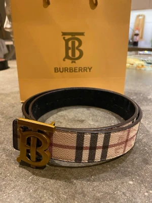 Säljer ett bälte.  - Säljer ett bälte i färgen beige. Den är helt ny. Med box. Oanvänd. 