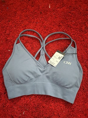 Blå sport-bh från ICANIWILL - Snygg blå sport-bh från ICANIWILL med tunna korsade axelband i ryggen och diskret logga framtill. Tillverkad i ett stretchigt funktionsmaterial som ger bra stöd och komfort. Perfekt för träning eller en aktiv vardag.