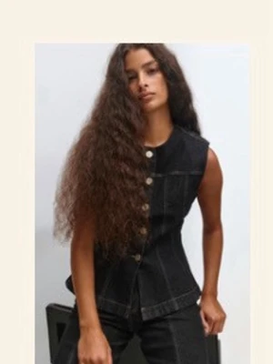 SÖKER XS - Snygg svart ärmlös byxdress med markerad midja och knappar framtill. Byxdressen har en stilren look med raka ben och är tillverkad i ett jeansliknande material. Perfekt för dig som vill ha en trendig och bekväm outfit.