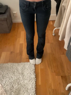 ltb jeans - ltb jeans i 24/32 jag är 168. är svarta med lite marinblå 