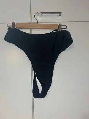 Bikinin alaosa XL - Musta bikinin stringimallinen alaosa. Koko XL. Vyötärön leveys n 37cm, pituus n 32cm. Eläintalous MMM Katsothan myös muut ilmoitukseni Tarjoa 