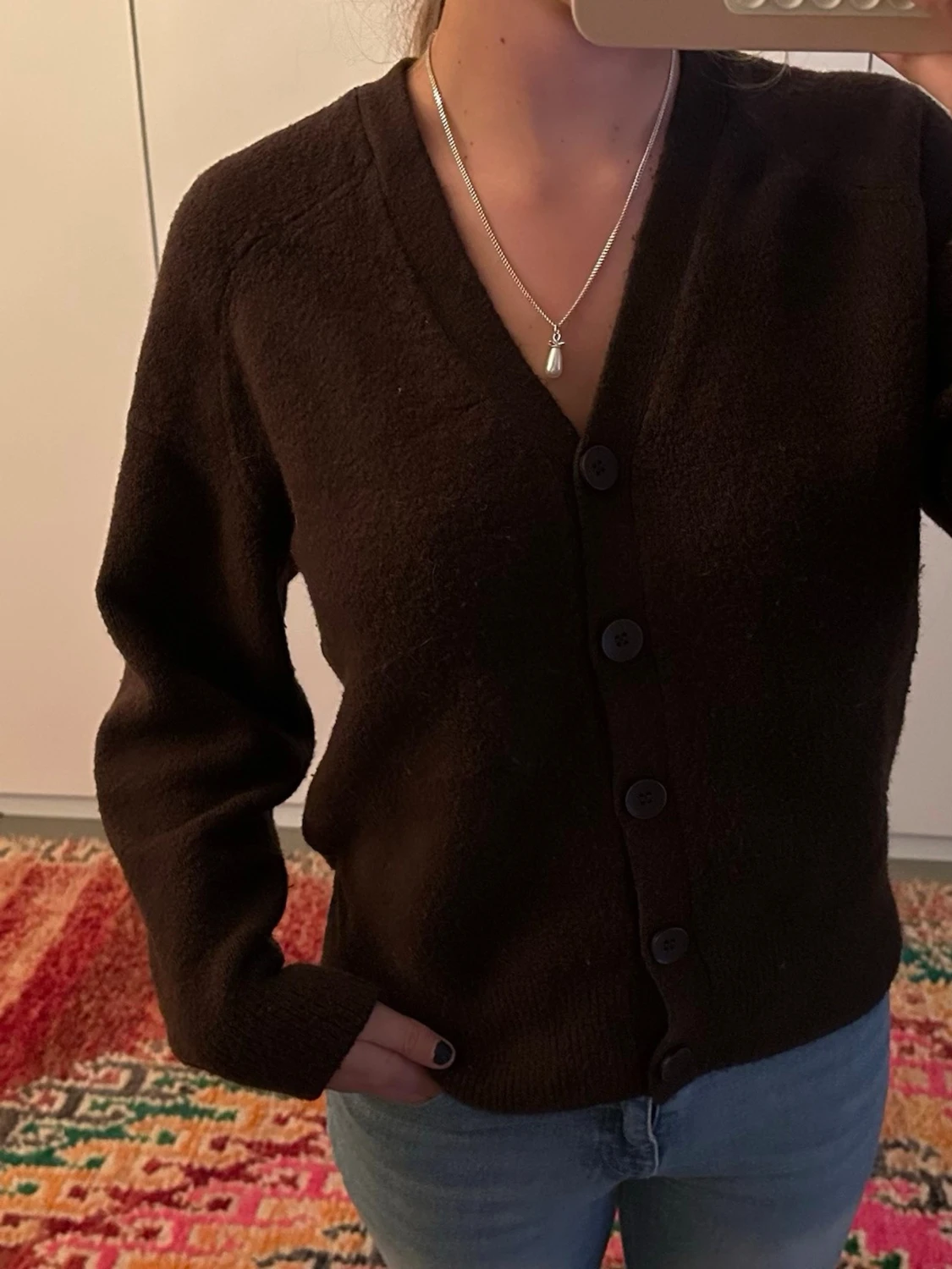 Mörkbrun kofta med knappar