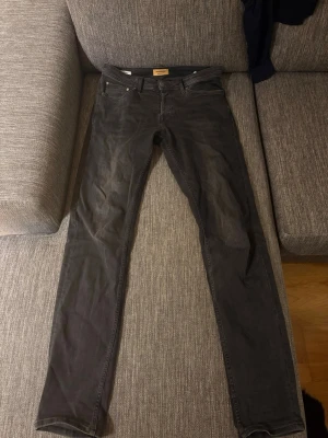 Svarta slim fit jeans från Jack and Jones - Säljer ett par svarta slim fit jeans från Jack and jones med klassisk femficksdesign och knappgylf. Jeansen har en smal passform och är tillverkade i mjukt bomullsmaterial med lite stretch för extra komfort. Perfekta till en avslappnad streetstyle-look. Storlek W30 L 34