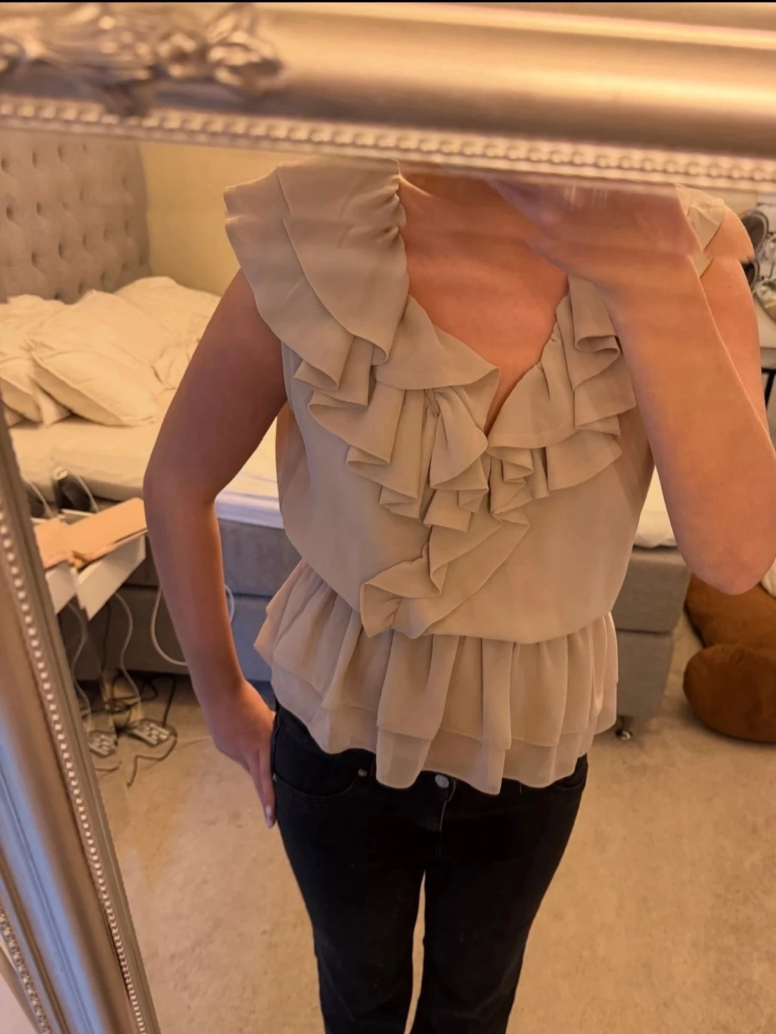 Beige volangblus med v-ringning