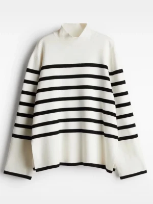 Vit och svart randig stickad tröja - Snygg stickad tröja i vitt med svarta horisontella ränder. Tröjan har en avslappnad passform, hög hals och långa ärmar💕💕