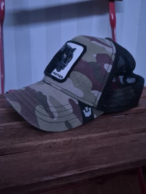 Goorin Bros Panther Trucker Cap Camo - Säljer en Truckerkeps från Goorin bros med luftig mesh runt om | Patch på framsidan | Inga defekter | Ställbar storlek som passar de flesta | Inte använt på ett tag | Nypris 500kr | Hör av er för mer information/bilder!