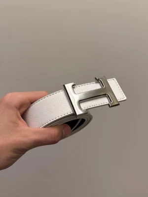 Vit-Silvrigt Hermèsbälte - Tja, säljer detta snygga vit-silvriga hermèsbälte. Inga defekter och i nyskick. Hojta till vid frågor eller funderingar!