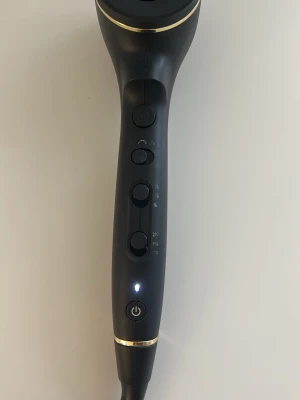 Locktång  - Säljer en locktång då den inte längre kommer till användning. Jätte fint skick och det blir superfina lockar. I bra skick då jag nästan aldrig använt den. Skriv vid frågor eller fler bilder så löser vi. 💗💗