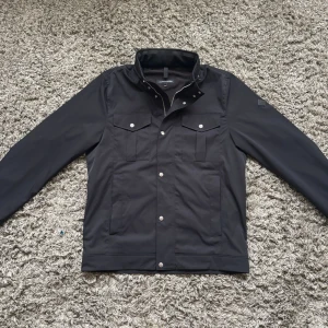 NY J Lindeberg Bailey field jacket - Säljer denna riktigt feta j Lindeberg field jacketen!⭐️Skick : NYSKICK!🙌Storlek L passar också M!⭐️NYPRIS = 4000kr! Hör gärna av er om ni har funderingar!👍