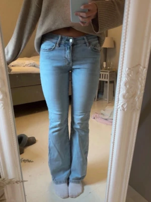 Ljusblå bootcut jeans - Snygga jeans från gina tricot i storlek 32. Kanppt använda. 