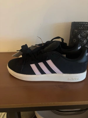 Svarta adidas skor - Svarta adidas skor som är helt nya, aldrig använda. 