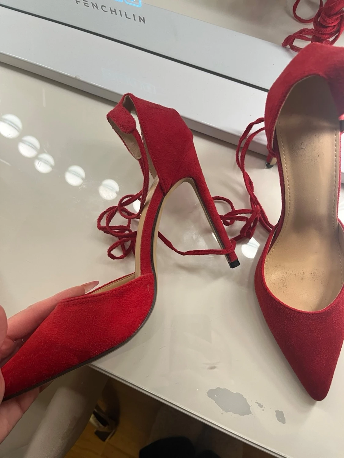 Röda spetsiga pumps med snörning - 1