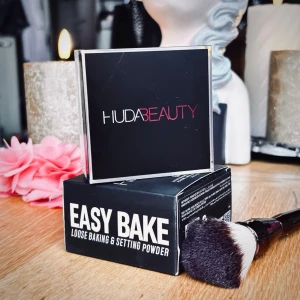 Huda Beauty Easy Bake  ”Pound Cake”! - Huda Beauty Easy Bake Loose Baking & Setting Powder ”Pound Cake”. 20 g. Plomberat.