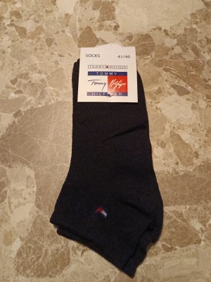 Tommy Hilfiger strumpor - Mycket fina strumpor som är jättesköna. Nya med etikett. Prislista följer nedan. Meddela mig vid hur många par ni vill ha.        1 par: 34 kr. 