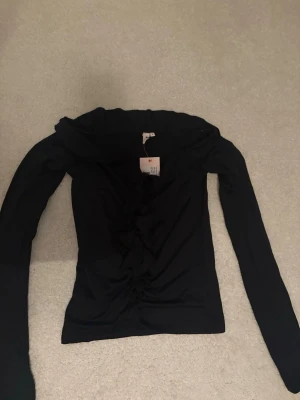 Svart långärmad topp  - Helt oanvänd volang topp från Nelly, prislapp kvar💕
