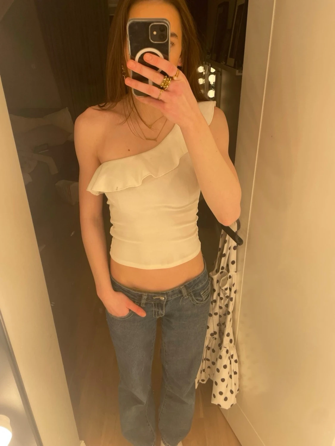 Vit one shoulder topp med volang