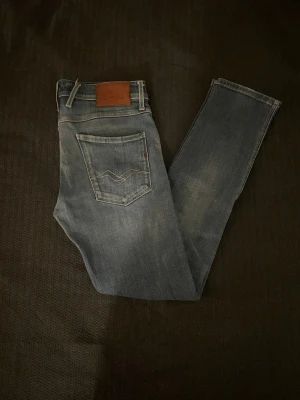 Replay anbass W32 L32 - Säljer ett par riktigt snygga Replay anbass i riktigt bra skick! Pris kan diskuteras vid snabb affär. Hör av dig vid minsta fråga!