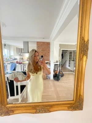 ljusgul klänning! - Säljer nu min supersnygga balklänning som endast är använd på balen❣️Den är ljusgul i satin med v-ringning! Hör av er för mer frågor 💖