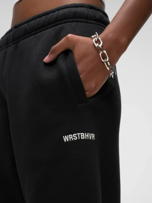 WRSTBHVR Byxor - Svarta mjukisbyxor från WRSTBHVR med broderad logga på benet. Byxorna har elastisk midja och muddar vid bensluten. Mycket bra skick, knappt använda. Nypris ca 1000kr. 