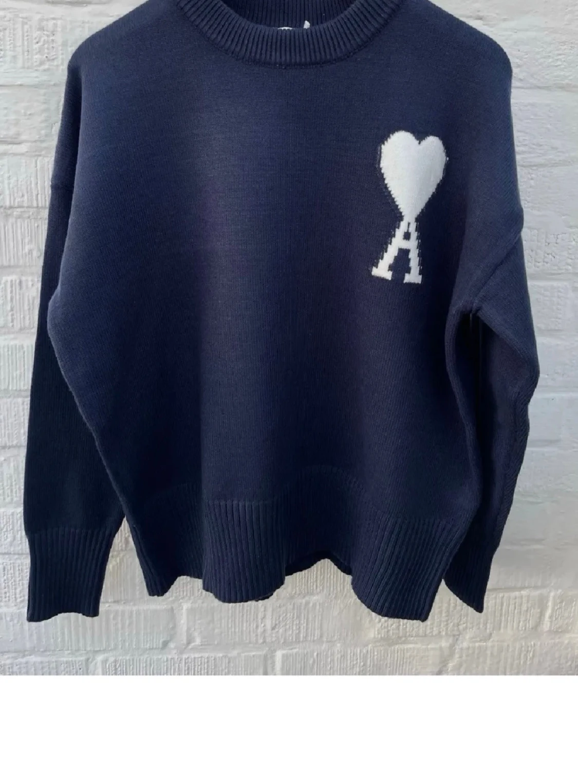 Mörkblå stickad tröja från Ami
