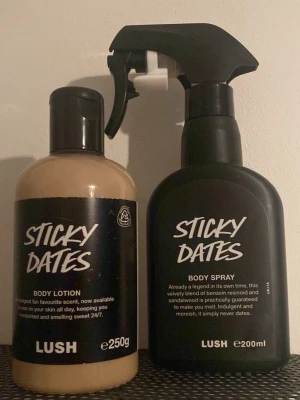 LUSH Sticky Dates Body Lotion & Spray - Sticky Dates Body Lotion och Body Spray från LUSH. Lotionen kommer i en beige krämig formula i plastflaska (250g) och sprayen i svart sprayflaska (200ml). Båda har en söt, varm doft med inslag av sandelträ och benzoin resin. Perfekt för dig som älskar unika dofter.