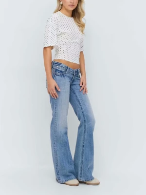 Blå bootcut jeans  - Säljer ett par ljusblå bootcut jeans  med klassisk femficksdesign och låg midja. Jeansen har en snygg tvätt med lätt slitning. Aldrig använda i storlek S, sitter som 36 💗