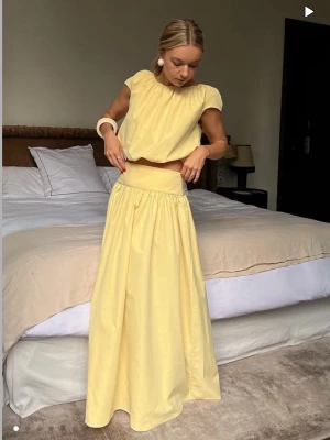 Ljusgul långkjol💞 - Snygg ljusgul långkjol från nakd. Helt slutsåld. Skriv för frågor🥰