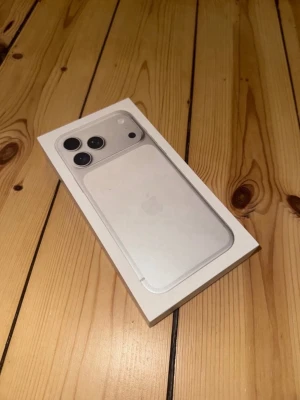 Silver iPhone 17 pro max originalförpackning - Säljer en iPhone 17 Pro Max med 1TB lagring, helt oöppnad och fabriksförseglad. Telefonen är fullutrustad, i nyskick och självklart olåst.  📦 Skick: Ny / oöppnad 🧾 Kvitto: Finns 💾 Lagring: 1TB – perfekt för bilder, video och appar 