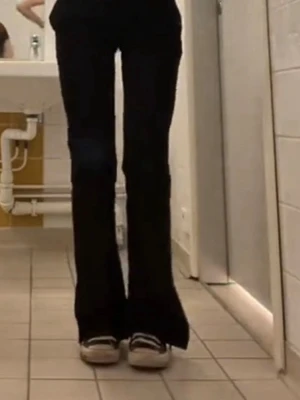 Svarta bootcut kostymbyxor med slits  - Stilrena kostymbyxor med slits. Lågmidjade som sitter mycket fint. Perfekta både till vardags och fest. Skriv för fler bilder💖💖