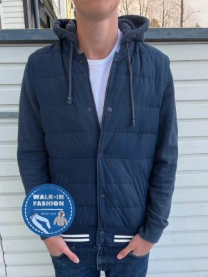 Hollister cardigan  - Tja! Säljer nu denna sjukt snygga  och vintage Hollister cardigan! Skick 9/10 som ny utan minsta lilla defekt! Modellen är 186 men passar allt mellan 180-190 som bäst. Hör av er vid minsta lilla fundering!