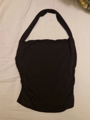 Gina Tricot Soft Touch Halterneck - Använd två gånger så i mycker bra skick. Mjukt stretchigt material.