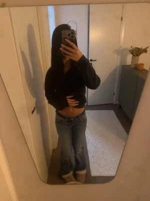 Blå jeans med låg midja - Snygga blå jeans med låg midja. Aldrig andvänt och perfekt för dig som älskar lååggg midjat! (Storlek 24) 