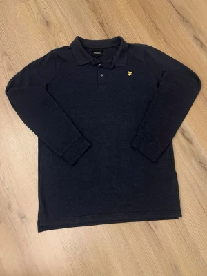 Mörkblå pikétröja från Lyle & Scott - Lyle & Scott pike med långa armar för juniorer 15,16 år gamla