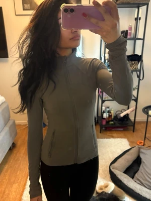 Grå träningsjacka med dragkedja - Från glowmode