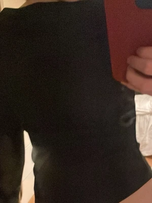 Svart offshoulder topp - Snygg svart offshoulder topp med figurnära passform. Tidlös och enkel design som passar till många olika stilar. Tillverkad i ett stretchigt material som sitter bekvämt mot kroppen. Perfekt att matcha med både jeans och kjol.