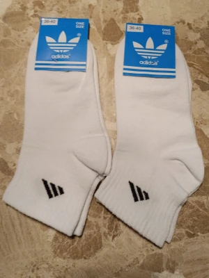 Vita låga strumpor från Adidas - Mycket fina strumpor som är jättesköna. Nya med etikett. Prislista följer nedan. Meddela mig vid hur många par ni vill ha.        1 par: 34 kr. 2 par:64 kr. 