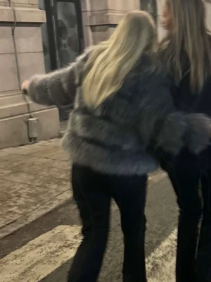 Fuskpälsjacka  - sällan använd, man kan knäppa upptill, inga märkbara defekter 💕