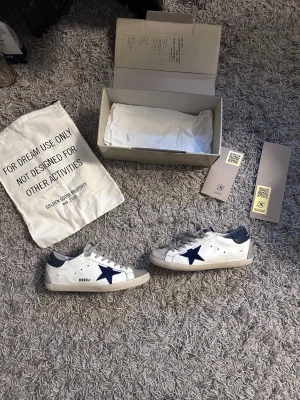 Golden Goose - Golden goose skor i 8/10 skick, defekter=lite fläckar på mockan men kan rengöras om man har tid. Vårt pris 2399kr nypris 5499kr! Allt orginal medföljer