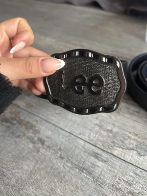 Svart läderbälte från Lee - 4 olika svarta läderbälten med olika märken. 1 bälte för 99kr, skriv vilket bälte ni vill ha så skapar jag en separat annons. Inte använda förut mer än 1-2 gånger. OBS!! Alla bälten säljs inte tillsammans för 99kr