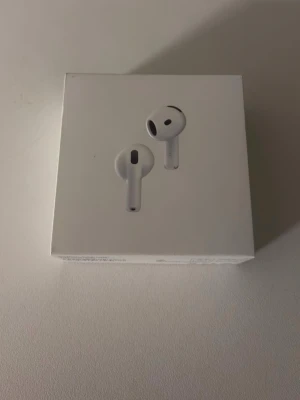 Apple AirPods 4 ANC trådlösa hörlurar - Säljer ett par vita Apple AirPods 4 (ANC) i originalförpackning. Snygg och stilren design med rundade former och korta stjälkar. Perfekta för dig som vill ha trådlös frihet och grymt ljud till mobilen eller datorn.