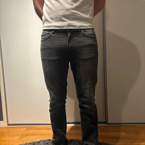 Svarta slim jeans från only & sons - Säljer ett par svarta jeans från only & sons med slim passform och klassisk femficksdesign. Jeansen har en snygg tvättad look och raka ben, tillverkade i mjukt bomullsmaterial med lite stretch för extra komfort.