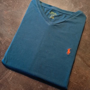 Ralph Lauren T-shirt  - Fin Ralph Lauren T-shirt i väldigt bra skick. Kolla profilen för mer annonser.