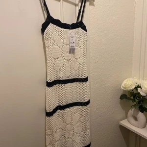 Klänning - Oanvänd klänning från Gina tricot 