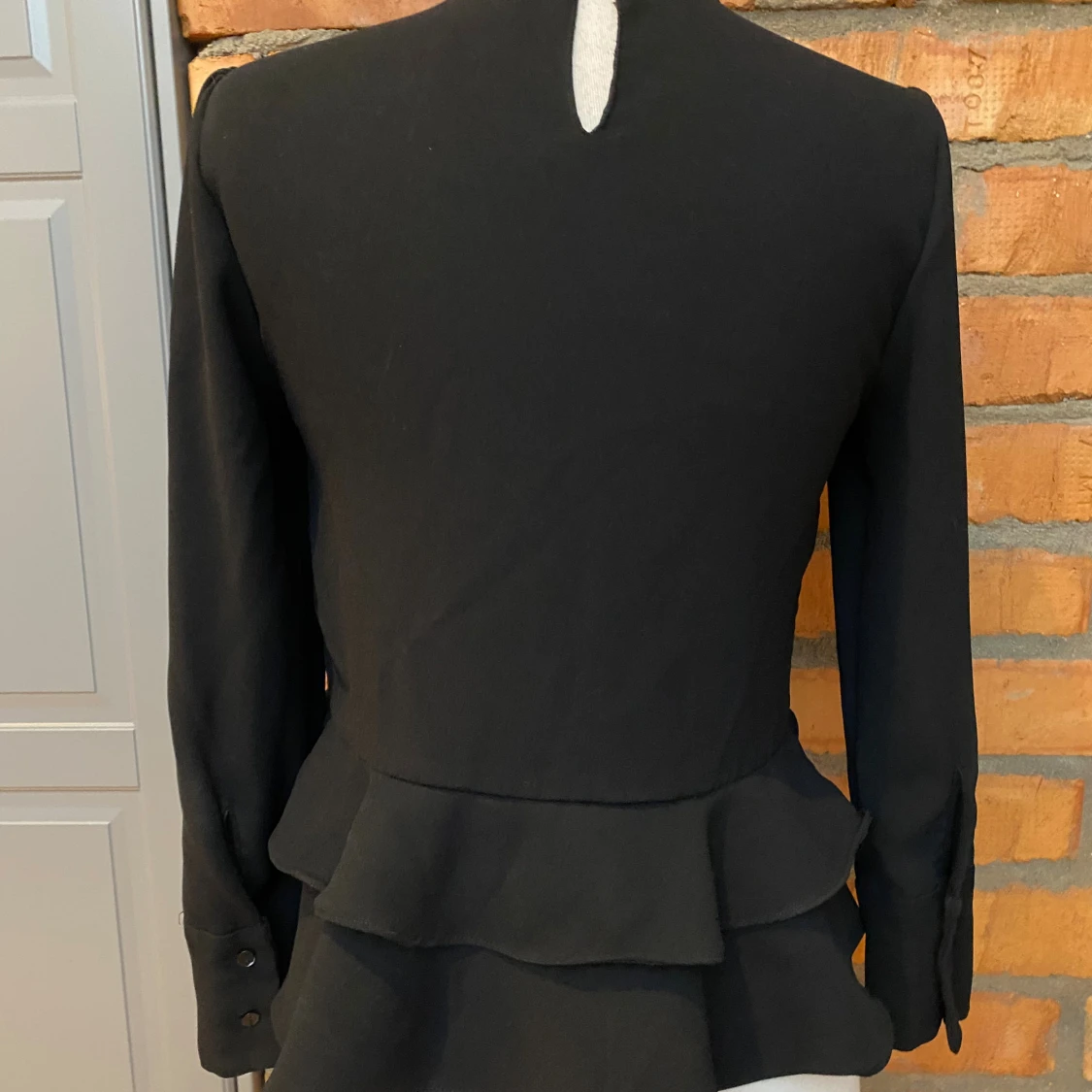 Svart volangblus från Zara Woman - 1