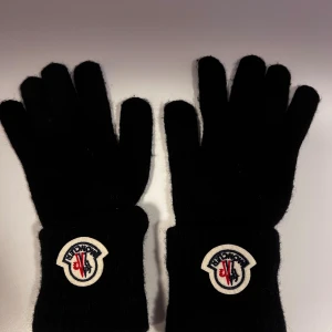 Moncler  - Vantar i nyskick storlek S