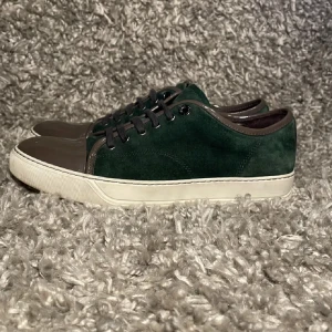 Lanvin DBB1 - Snygga Lanvin DBB1 perfekt nu till hösten/vintern! Skick 8/10 ända problemet är att ena skosnöret har lite färg på sig men det syns ej när man har skorna på sig. 