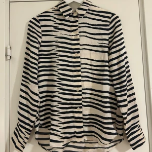 Zebramönstrad skjorta - Snygg skjorta med zebramönster. I storlek XS (passar även mig som normalt har S) från H&M