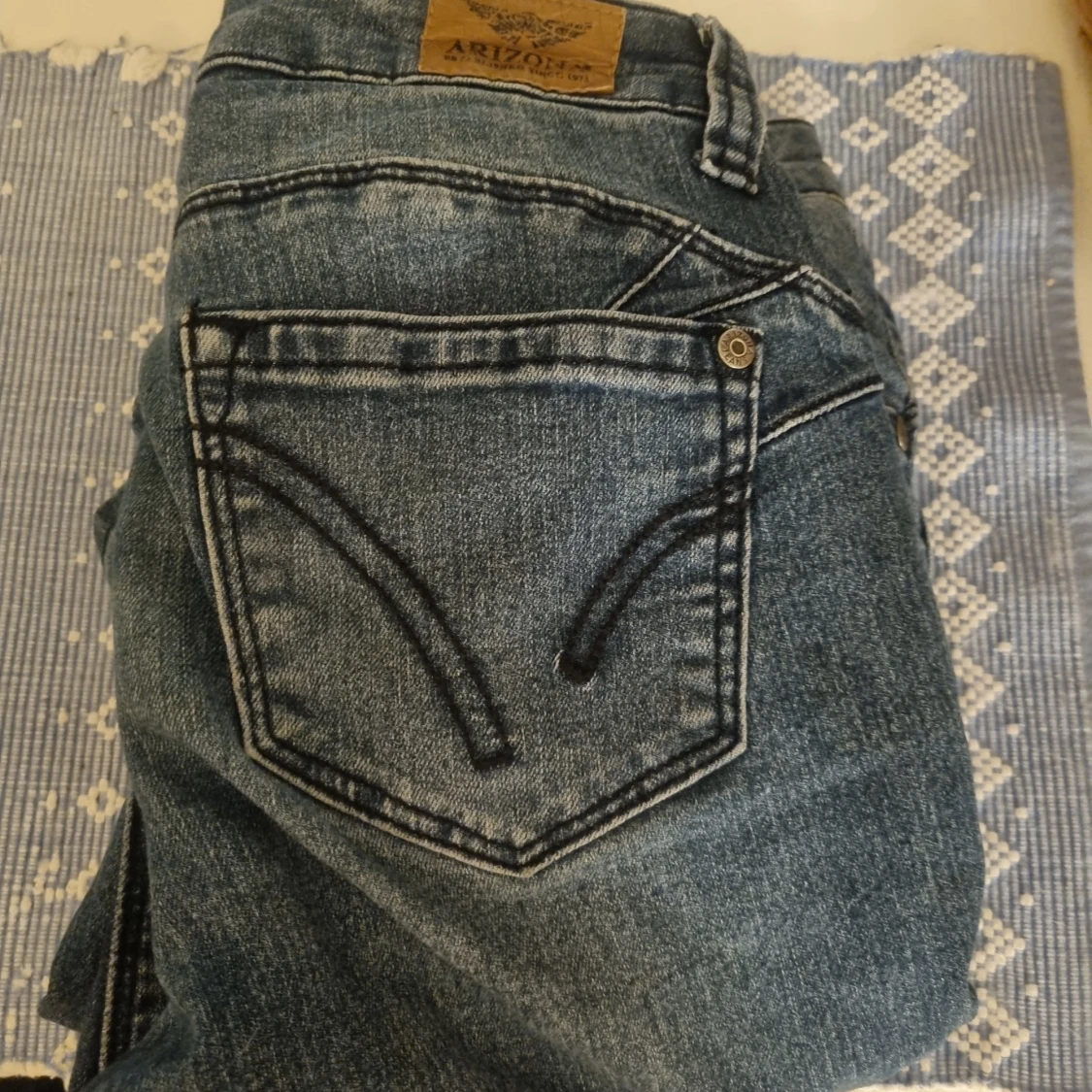 Blå bootcut jeans från Arizona