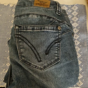 Blå bootcut jeans från Arizona - Snygga blå jeans från Arizona med bootcut passform och låg midja. 